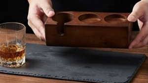 Support à verres en bois de qualité supérieure, élégant et raffiné, idéal pour la présentation sur comptoir, table ou en cuisine - Product Image 4