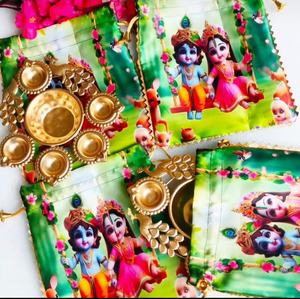 Bolsas Potli Impresas con Diseño Divino de Radha Krishna y Juego de Diyas Tradicionales con Pavo Real Dorado, Combo de Regalo Espiritual para Festivales - Product Image 1