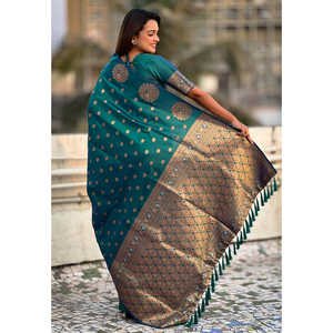 Sari de Noche de Seda Suave Verde Elite Weaves con Doble Tejido Zari y Borde de Pavo Real - Product Image 4