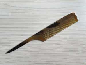 Peine de cola de rata hecho a mano con cuerno natural de búfalo y acabado antiestático para un peinado suave y un separado preciso. - Product Image 4