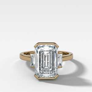 แหวนแต่งงานแบบสามเม็ด แหวนหมั้นสั่งทำพิเศษ ทองคำแท้ 14K เพชรเพาะเลี้ยงทรงเหลี่ยมมรกต 4.00 กะรัต รับรองโดย IGI ขอบเพชรครึ่งวง - Product Image 1