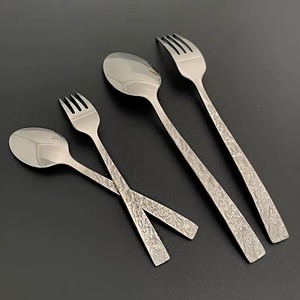 Ensemble de couverts fantastiques, très vendus, avec poignées design, durables pour les services de restauration et d'événements. - Product Image 1