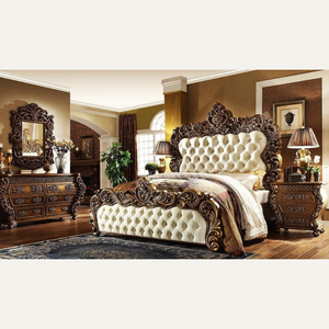 Lit en bois massif sculpté sur mesure de style européen classique de luxe pour la chambre d'appartement - Product Image 2