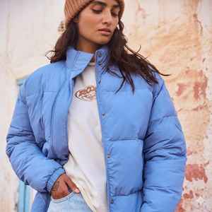 Chaqueta Acolchada Impermeable Azul Cielo, Abrigo con Capucha para Invierno, con Cierre de Cremallera Resistente, Forro Cálido y Bolsillos Prácticos - Product Image 1