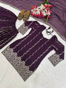 Ensemble de costume Sharara brodé violet de luxe avec dupatta en mousseline – Tenue ethnique de créateur pour femme, idéale pour mariage et fêtes - Product Image 6