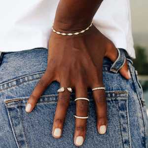 Bague statement Toi et Moi à double bande ouverte et inclinée, sertie de diamants de laboratoire taille poire, en or massif 14K 18K, personnalisable, vente en gros - Product Image 6