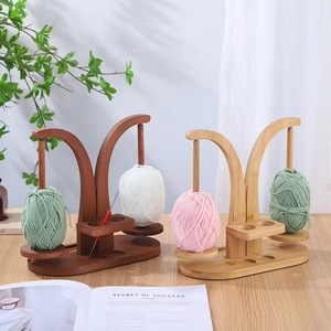 Soporte de hilo doble de madera, magnético y giratorio, antideslizante, para tejer y ganchillo, organizador de escritorio - Product Image 1