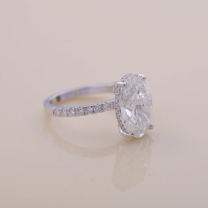 Anillo de Compromiso con Diamante Cultivado en Laboratorio de Corte Ovalado de 3.00Ct con Banda Pavé con Halo Oculto en Plata de Ley 925 Sólida - Product Image 2