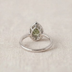 Ensemble Halo romantique, pierre précieuse verte en forme de poire, moissanite, cadeau pour la Saint-Valentin, bague plaquée or blanc 10 carats, bijoux de mariée faits à la main - Product Image 5