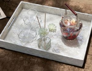 Bandeja de Servicio Multifuncional de Resina Blanca con Diseño Art Deco de Plantas para Bodas - Product Image 4