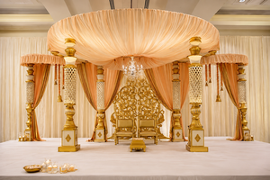Increíble Decoración de Boda India Moderna, Mandap Blanco Impresionante, Mandap de Boda Blanco y Dorado de Estilo Romano, Increíble Mandapam del Sur de la India - Product Image 2