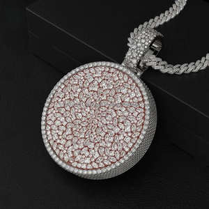 Collar con colgante de racimo redondo de diamante moissanita personalizado en plata de ley colgante circular de diamante moissanita helado de lujo - Product Image 5