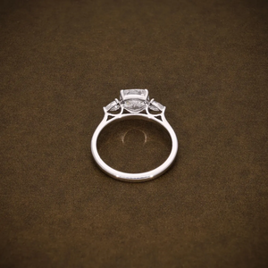 Bague de fiançailles classique à trois pierres en diamant de laboratoire taille coussin avec diamants latéraux en forme de poire, certifiée IGI, bijoux en or 18 carats - Product Image 3