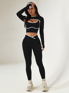 Conjunto deportivo de yoga de tres piezas para mujer, top deportivo corto, sujetador y leggings para entrenamiento y actividades atléticas. - Product Image 1