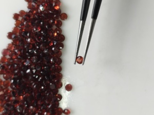 Granat rouge naturel 3MM, coupe ronde brillante, pierre précieuse de qualité supérieure pour la fabrication de bijoux - Product Image 1