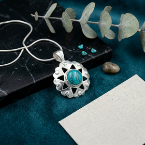 Collar con Colgante de Turquesa Estilo Bohemio Hecho a Mano, Piedra Preciosa de Turquesa Natural, Cadena de Cuerda Plateada, Acabado Mate Satinado, Níquel - Product Image 1