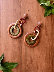 Boucles d'oreilles élégantes en bois et résine époxy, bijoux en résine faits à la main de qualité supérieure, boucles d'oreilles uniques de créateur pour les fêtes et les cadeaux - Product Image 5