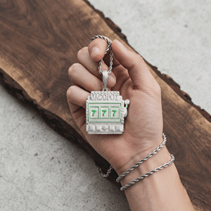 Collier pendentif Hip Hop Iced Out Bling 777 Jackpot en forme de machine à sous - Product Image 4