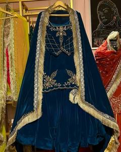 Robe de mariée indienne pakistanaise traditionnelle pour femme, bleu marine, en soie brodée, longueur ras du sol, avec bordure dorée, coupe classique - Product Image 3