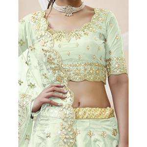 Deslumbrante Lehenga Choli de Seda Bordada en Verde para Bodas, Talla Grande - Product Image 4