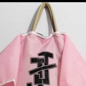 ปลอกคลุมกระเป๋าถือ Jack and Jill แบบกำหนดโลโก้เองได้ สีชมพู ปลอกกันฝุ่นสำหรับกระเป๋าถือ ถุงเก็บของสำหรับเดินทาง ป้องกันรอยขีดข่วน ใช้ซ้ำได้ ขายส่ง - Product Image 5