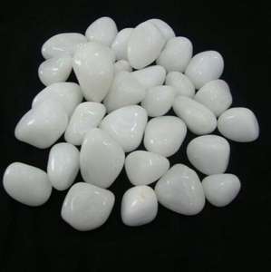 Piedras de Ágata Blanca Lechosa Pulida de 3-5 cm para Jardinería y Decoración de Villas y Bungalows, al por Mayor de Fábrica - Product Image 1