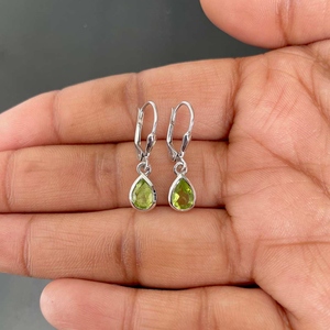 Pendientes de botón de plata de ley 925 chapados en oro con piedra de peridoto de 6x8 mm, diseño clásico romántico para amantes, para mujer, para aniversario, con cierre a presión, finos - Product Image 1