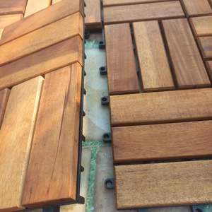 Dalles de terrasse extérieures emboîtables de haute qualité / Revêtement de sol en bois, taille 300 x 300 mm, décor balcon, jardin, allée, terrasse, patio. - Product Image 2