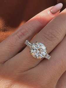 Bague à trois pierres en diamant de laboratoire rond de 2 carats, baguette, or blanc, bijoux de mariée, certifiée IGI - Product Image 1
