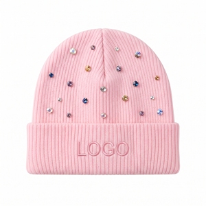 Bonnet d'hiver rose personnalisé brodé, bonnet tricoté chaud, doux, décoré de strass et de perles, couvre-chef pour femmes par temps froid - Product Image 4