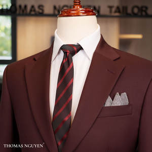 Traje de Dos Piezas a Medida para Hombre en Borgoña Oscuro - Colección de Colores Naturales |   Chaqueta y Pantalones de Corte Entallado de Alta Costura - Product Image 2