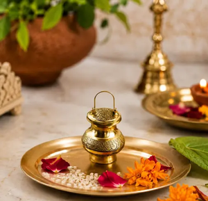 Pot en laiton sculpté à la main avec motifs floraux traditionnels pour les rituels de pooja et les offrandes sacrées, disponible à prix de gros. - Product Image 3