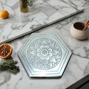 Dessous de verre classiques en métal coulé hexagonal avec motifs de gravure Tampons en ardoise vierges Tapis de boisson durables emballés en vrac pour les événements - Product Image 4