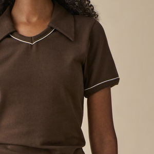 เสื้อยืดผู้หญิงดีไซน์เนอร์ทรงเข้ารูปทันสมัย คอวี แต่งสีสันสวยงาม ดีไซน์มีสไตล์ สำหรับผู้ซื้อขายส่ง - Product Image 4