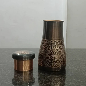Bouteille d'eau en cuivre de style oriental avec couvercle, motif décoratif - Product Image 1