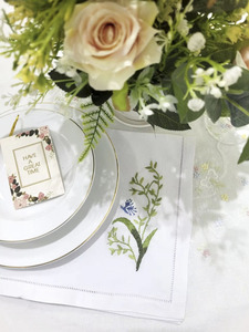 Serviettes de table carrées classiques personnalisées, brodées à la main, motif fleur verte et papillon, en coton, avec ourlet festonné, taille standard, pour la maison et les mariages - Product Image 4