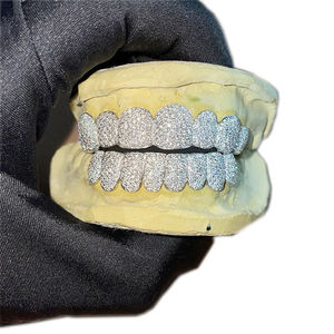 Grillz de Diamantes Totalmente Cubiertos – Cubiertas Dentales Personalizadas VVS de Oro Blanco, Juego de Grillz de Lujo - Product Image 3
