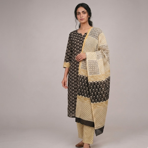 Tela de Algodón Floral Beige y Negro con Borde |   Textil Hecho a Mano de Alta Calidad con Estampado a Bloque |   Material para Prendas Étnicas de Mujer - Product Image 2