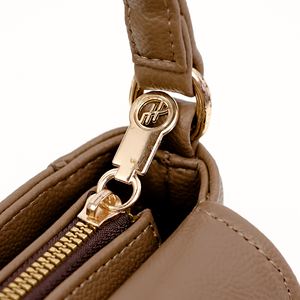 Sac bandoulière Hody Izora en cuir synthétique microfibre de qualité supérieure, avec longue sangle tressée, poignée souple et fermeture éclair - Product Image 5