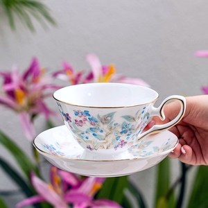 Tasse et soucoupe à café en porcelaine fine style pastoral - Bord doré, motif floral baies pour le thé de l'après-midi - Product Image 2