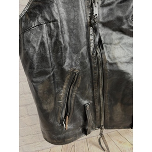 Gilet de motard vintage en cuir véritable noir avec patch brodé au dos, fermeture éclair sur le devant et finition vieillie pour homme - Product Image 5