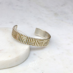 Bracelet manchette géométrique bicolore en laiton et argent – Bracelet jonc gravé à la main avec motif clé grecque et labyrinthe - Product Image 5