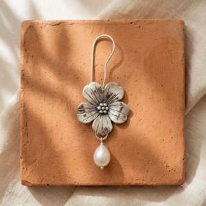 JEWELTECH Boucles d'oreilles pendantes en forme de fleur en argent 925 plaqué or 18 carats avec perles d'eau douce, style romantique, bijoux pour femmes, à porter au quotidien 5 - Product Image 4