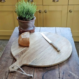 Planche à découper ronde en bois d'acacia, épaisse, résistante aux couteaux, finition lisse, idéale pour couper, servir et une utilisation élégante en cuisine - Product Image 1
