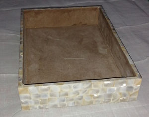 Plateau de service rond artisanal en nacre indienne, fait à la main par des artisans en Inde. - Product Image 4