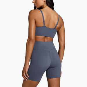 ชุดโยคะ 2 ชิ้นแบบผูกคอสำหรับผู้หญิง กางเกงขาสั้นเอวสูงรัดรูปยกกระชับสะโพก เสื้อชั้นในออกกำลังกายกันน้ำไร้ตะเข็บน้ำหนักเบาสีพื้น - Product Image 4