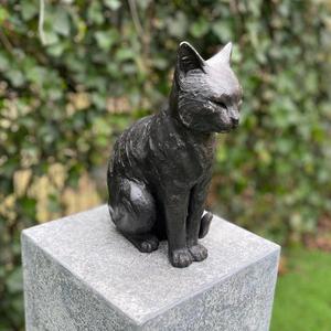 Statue de chat en bronze moulé à la main pour le jardin, figurine décorative vintage de chat assis, prix abordable - Product Image 1