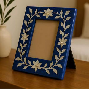 Marco de Fotos de Resina Floral Ecológico Hecho a Mano con Soporte de Pared y Orientación Vertical - Product Image 1