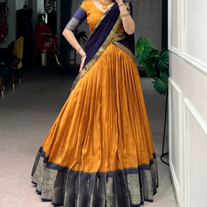 Conjunto de Lehenga y Blusa Estilo Fiesta Dola Chex de Aspecto Tradicional, Listo para Bodas, con Dupatta - Product Image 1