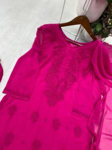Kurta Roja Bordada para Mujer, Estilo Tradicional Holgado, Ropa Étnica de India y Pakistán, Estilo de Boda, para Todas las Temporadas - Product Image 3